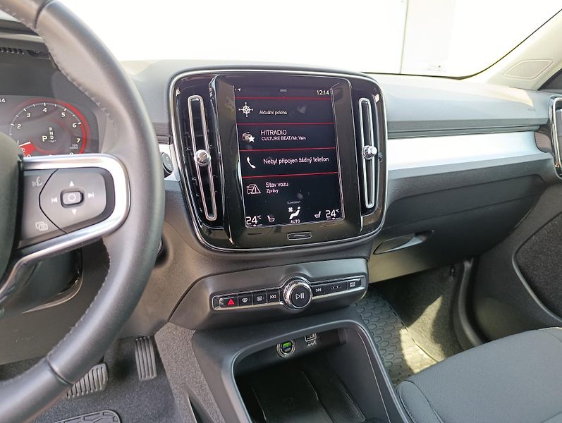Volvo XC40 2.0 B4 AWD 145kW - fotka 22 z 33