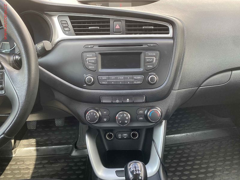 Kia Ceed (2016) 1.4 CVVT, ČR, servis.kniha - fotka 12 z 16