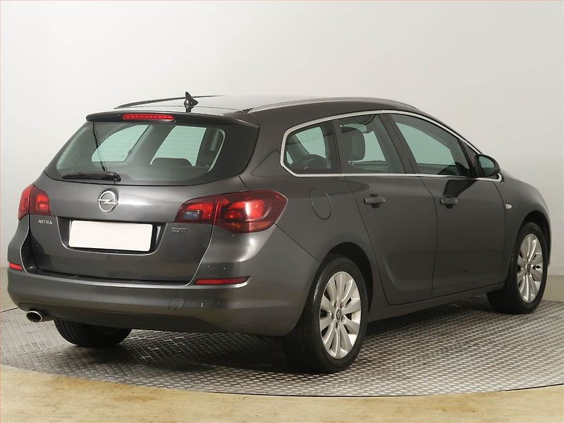 Opel Astra (2011) 2.0 CDTI, Navi, Xenony - fotka 5 z 17