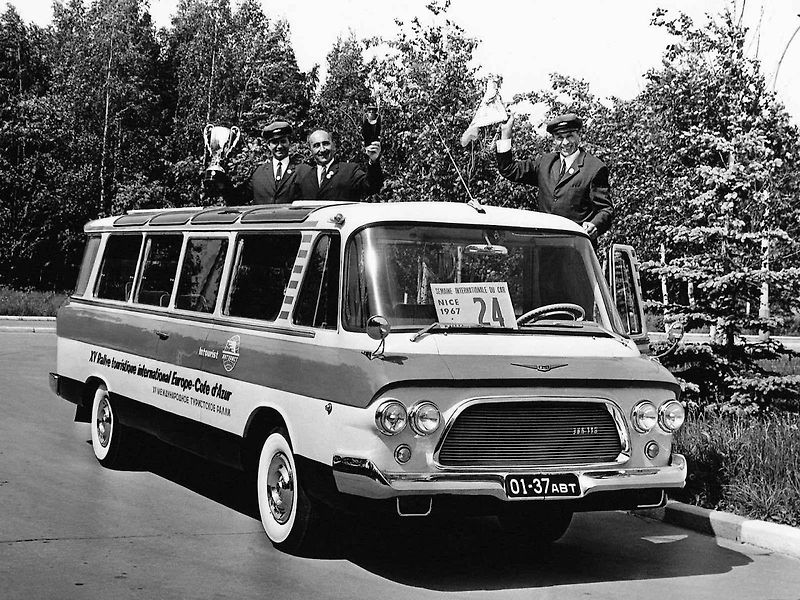 ZIL 118 M se vyrobil i v sanitní verzi pro převoz vysoce postavených osob