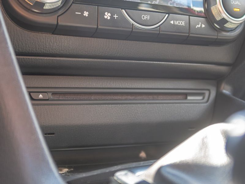 Mazda 3 (2015) ČR 2.2D 110KW – PLNÁ SERVISKA! - fotka 29 z 54
