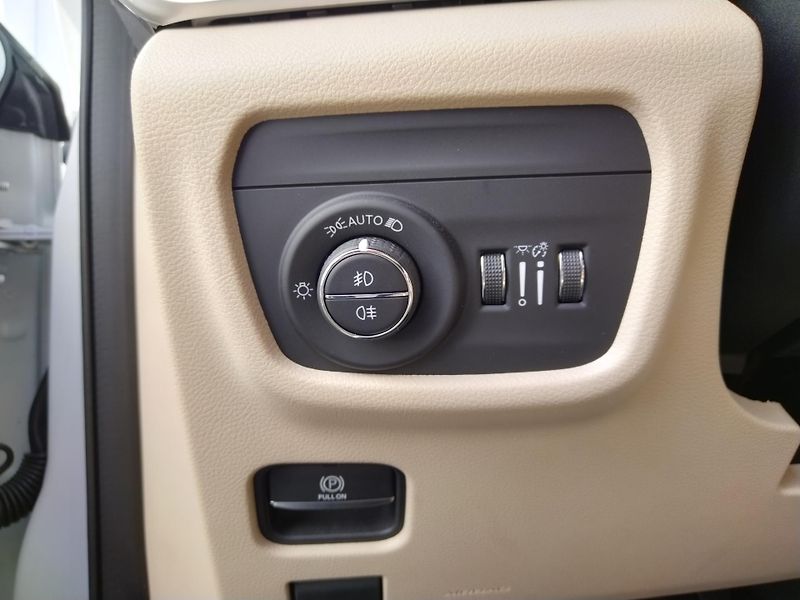 Jeep Grand Cherokee L 3.6 V6 Limited 7 míst. - fotka 17 z 28