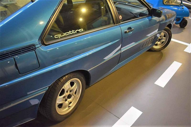Porovnání parkujících vozů Audi Quattro a Peel P50
