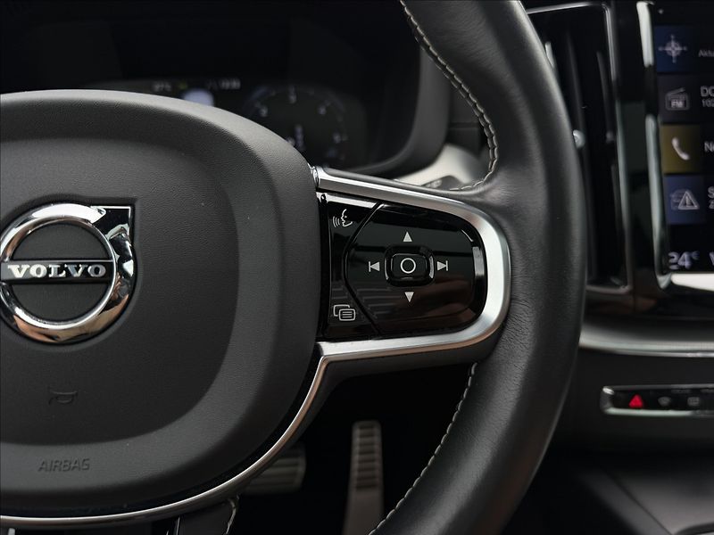 Volvo XC60 B4 2.0d 4X4 R-Design - fotka 14 z 29
