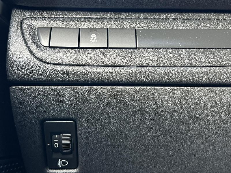 Peugeot 208 1.2i KLIMATIZACE ABS ASR ESP - fotka 13 z 41