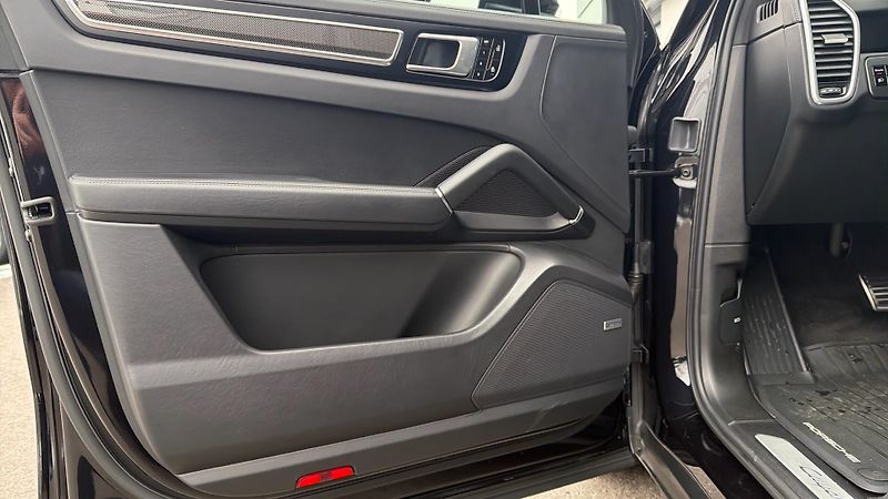 Porsche Cayenne S - fotka 21 z 29