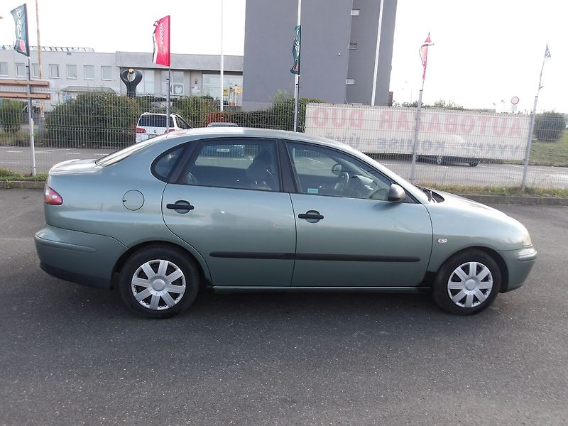 Seat Cordoba 1,2i ČR 2.MAJITEL ! - fotka 11 z 29