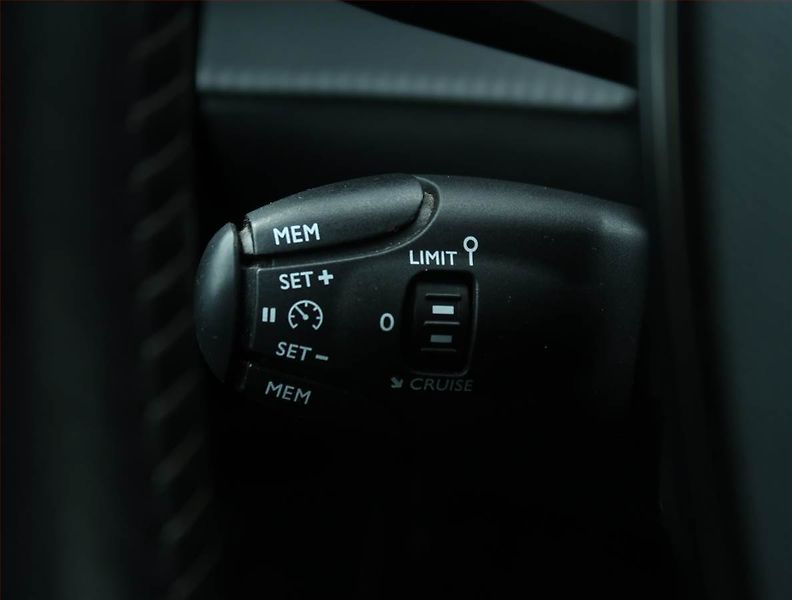 Peugeot 2008 (2020) Allure 1.2 PureTech, ČR,1.maj - fotka 17 z 23