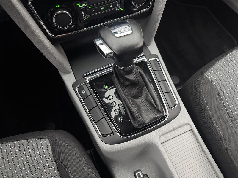 Škoda Superb 2,0 TDi DSG ALU COLUMBUS TAŽNÉ - fotka 18 z 32