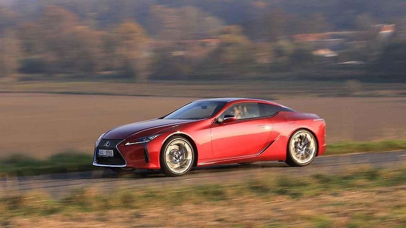 Interiér upraveného Nissanu GT-R.