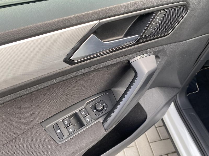 Volkswagen Tiguan 1.4 TSI 92kW -1xMAJ.-ALU-TAŽNÉ - fotka 14 z 46
