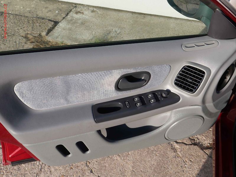 Renault Laguna (2000) 1.6i, 2.maj, AC - fotka 14 z 14