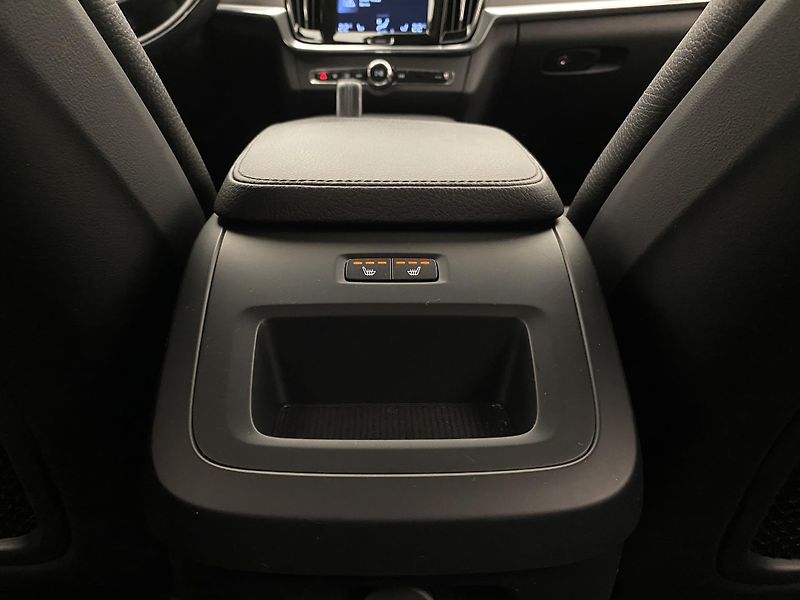 Volvo V90 B4 MOMENTUM AUT - fotka 32 z 46