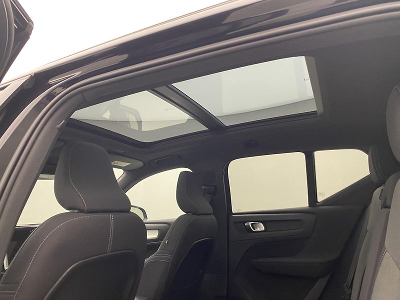 Volvo XC40 T2 MOMENTUM REZERVACE - fotka 29 z 44