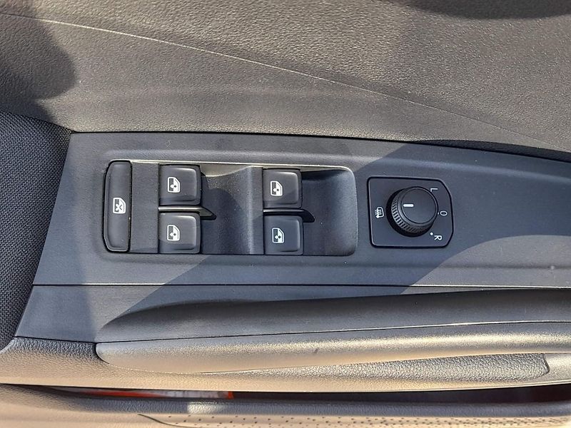 Škoda Fabia Selection 1.0 MPI 59kW 5MP - fotka 8 z 20