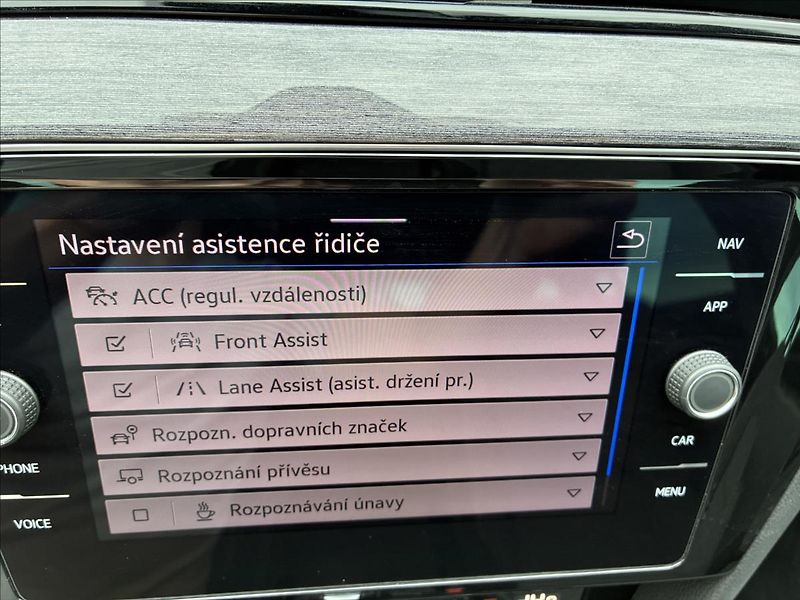 Volkswagen Passat 2,0 PANORAMA,WEBASTO,TAŽNÉ - fotka 24 z 28