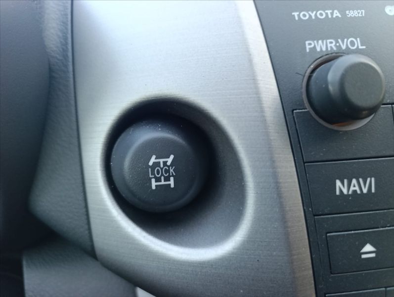 Toyota RAV4 2,2 D-4D 4x4 Aut.klimatizace - fotka 29 z 32