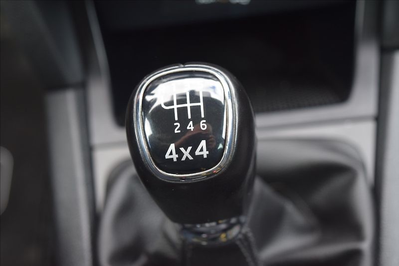 Škoda Yeti 2,0 TDI 110KW 4x4 TAŽNÉ XENONY - fotka 40 z 50