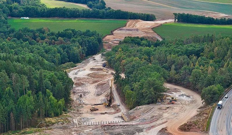 Stavba mostu u Bílence na Podbořansku mezi Prahou a Karlovými Vary v úseku jesenická křižovatka - Lubenec.