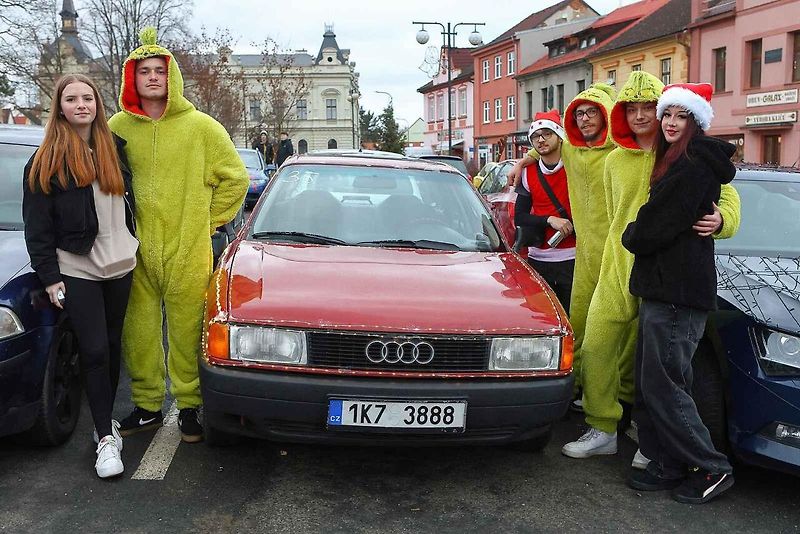 Auta svítící jako vánoční stromečky projela jižním Plzeňskem pro dobrou věc.