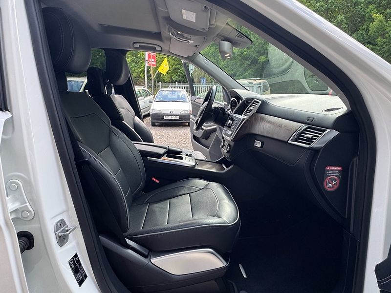 Mercedes-Benz GL (2014) 500 4MATIC - fotka 15 z 42