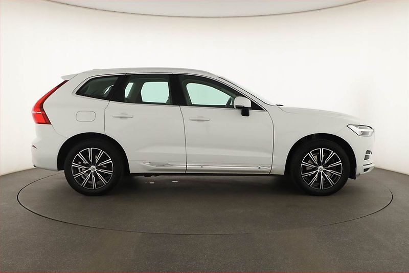 Volvo XC60 (2018) D4 AWD - fotka 6 z 27