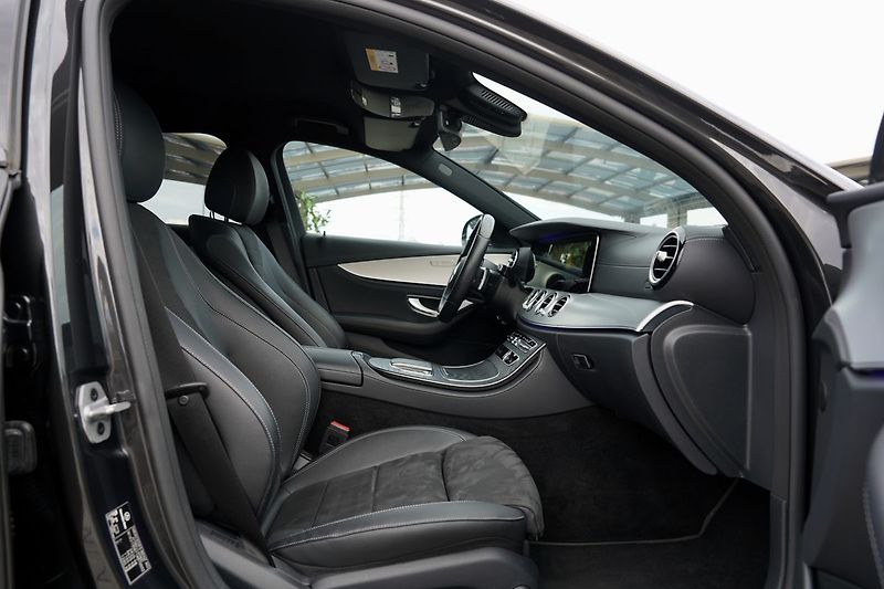 Mercedes-Benz Třídy E E 200 4Matic AMG/LED/360/ČR - fotka 24 z 40