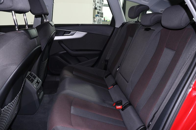 Audi A4 Avant Sline 35 TDI Stronic - fotka 11 z 24