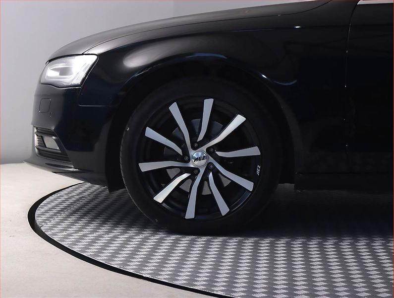 Audi A4 (2015) Design 2.0 TDI, Bi-Xenony - fotka 15 z 18