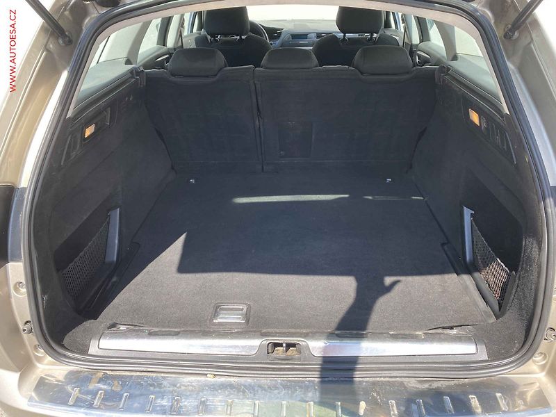 Citroën C5 (2011) 1.6HDi, AC, tempo, park.asist - fotka 7 z 15