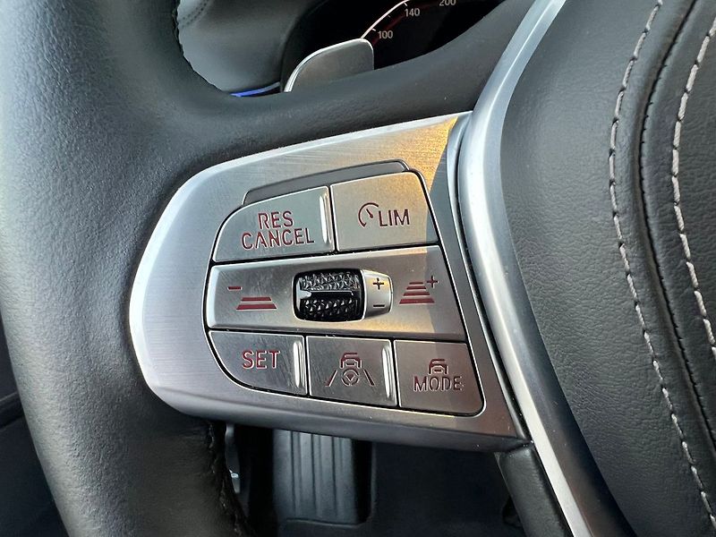BMW Řada 7 750i xDrive Individual  390kw - fotka 27 z 42