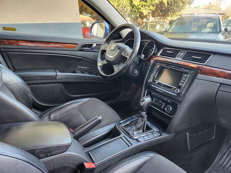 Škoda Superb 2.0-PRAV.SERVIS-TOP VÝBAVA - fotka 3 z 37