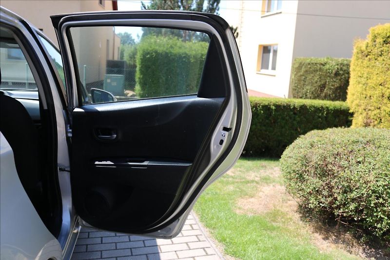 Toyota Yaris 1,5 Hybrid, Automat - fotka 31 z 40