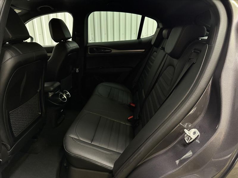 Alfa Romeo Stelvio VELOCE 154kW Q4 H&K LED R21 - fotka 32 z 41