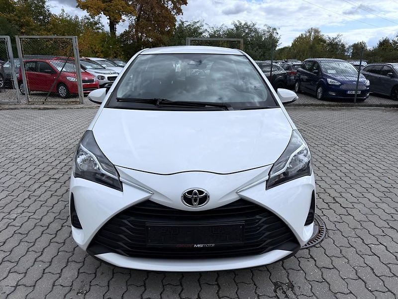 Toyota Yaris 1.5i 82 kW navi. serviska - fotka 2 z 18
