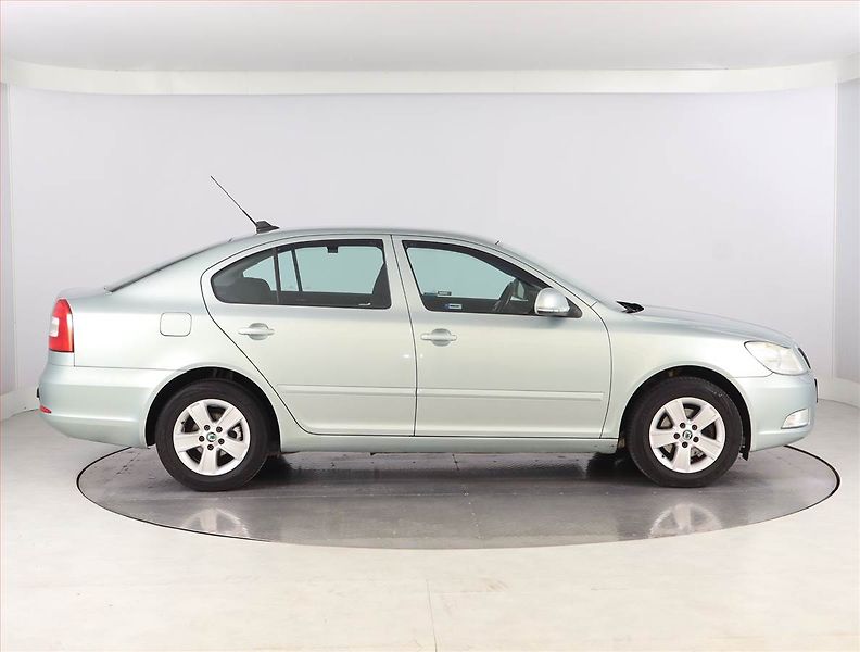 Škoda Octavia (2010) Ambiente 1.6 TDI, Serv.kniha - fotka 6 z 17