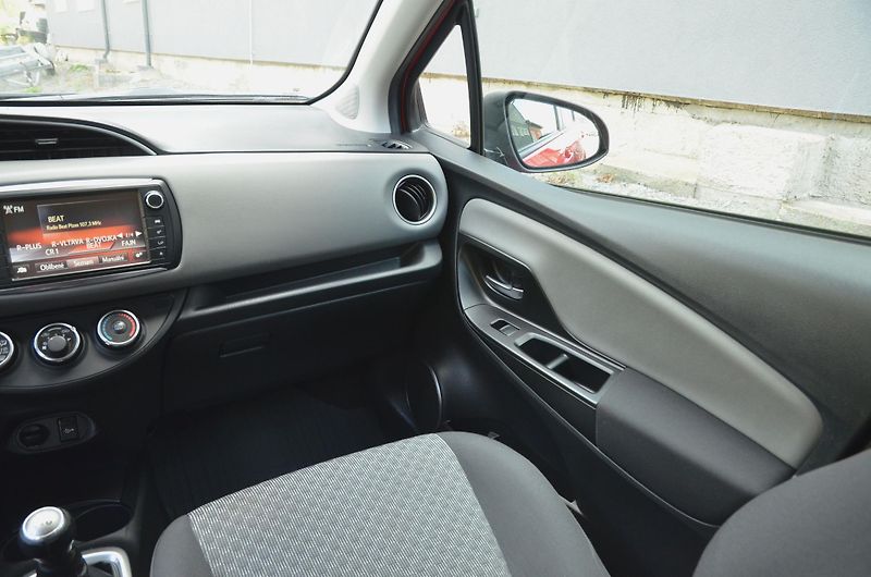 Toyota Yaris (2015) // REZERVOVÁNO //  - fotka 17 z 31