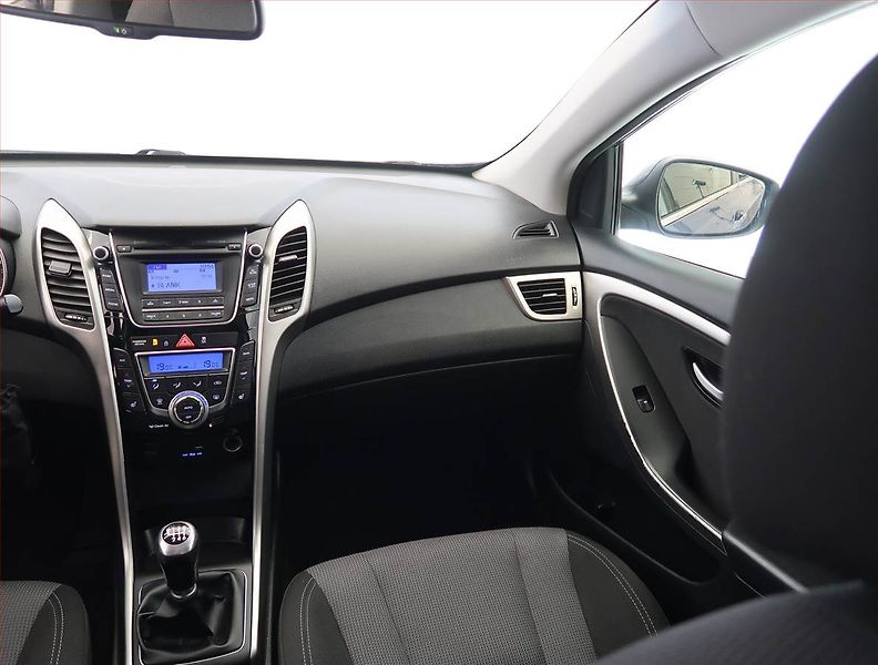 Hyundai i30 (2015) 1.6 MPI, ČR,1.maj, Tempomat - fotka 8 z 18