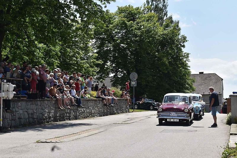 Tradiční závod S kopce do kopce si nenechalo letos ujít na sedm desítek posádek historických automobilů a motocyklů.
