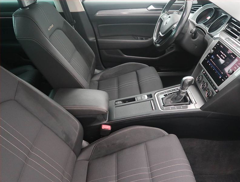 Volkswagen Passat (2017) 2.0 TDI, 4X4, Automat - fotka 9 z 14