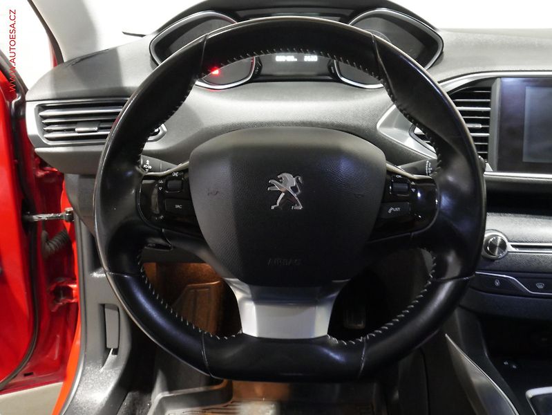 Peugeot 308 (2016) 1.2PT, 1.maj,ČR, Allure - fotka 12 z 18