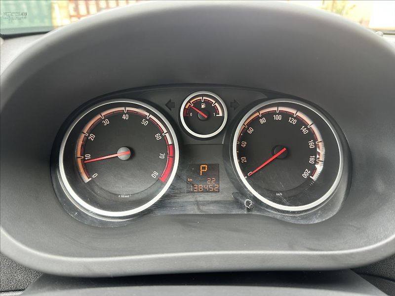 Opel Corsa 1,4 AUTOMAT - fotka 15 z 27