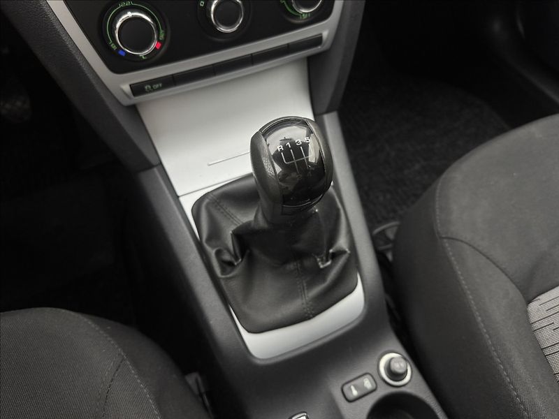 Škoda Octavia 1,6 TDi 77kW KLIMATIZACE SWING - fotka 15 z 24