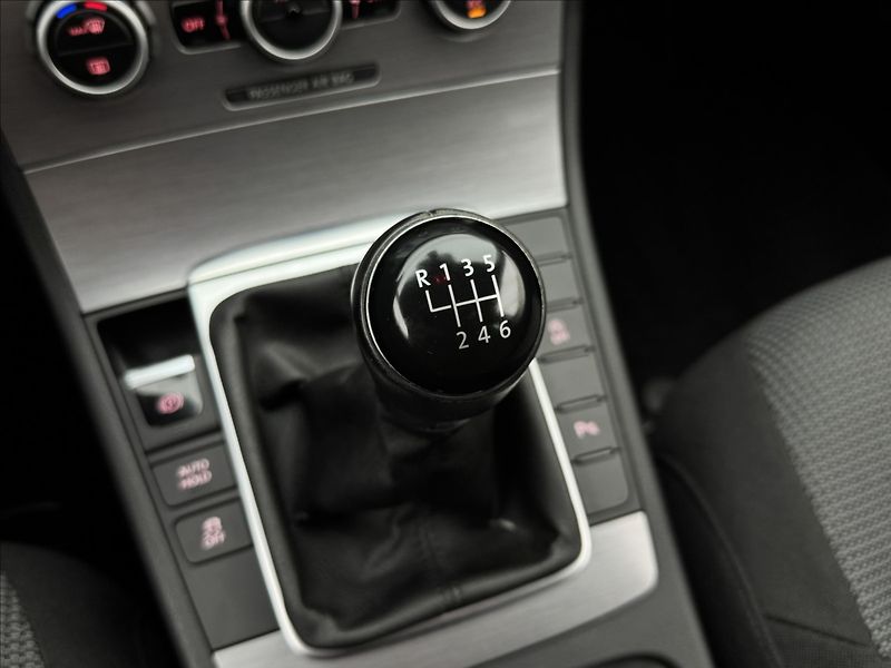 Volkswagen Passat 1,4 TSi NAVI SENZORY TAŽNÉ - fotka 21 z 36
