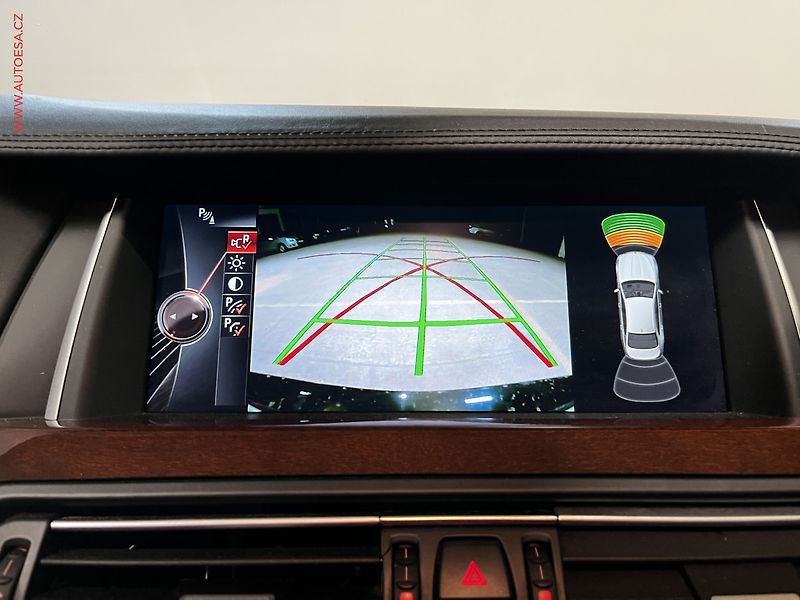BMW Řada 5 (2015) 3.0D 535d xDrive, AT, navi - fotka 13 z 17