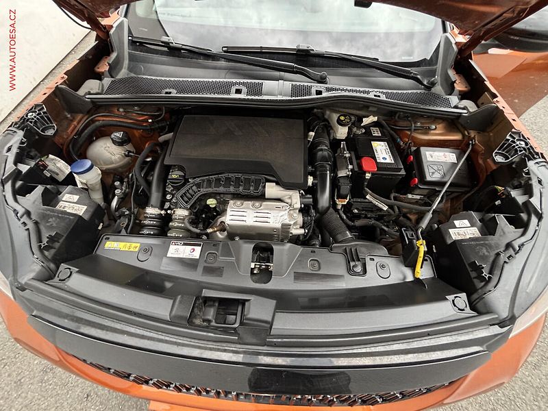 Peugeot 2008 (2020) 1.2 PT, GT Line, LED, navi - fotka 7 z 20