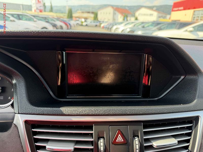 Mercedes-Benz Třídy E (2010) 350CDi 4Mat, kůže, autoAC - fotka 13 z 24