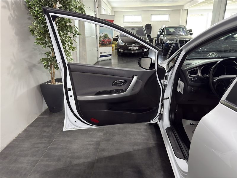 Kia Ceed 1,6   GDI KAMERA VÝHŘEV 61TKM - fotka 6 z 31