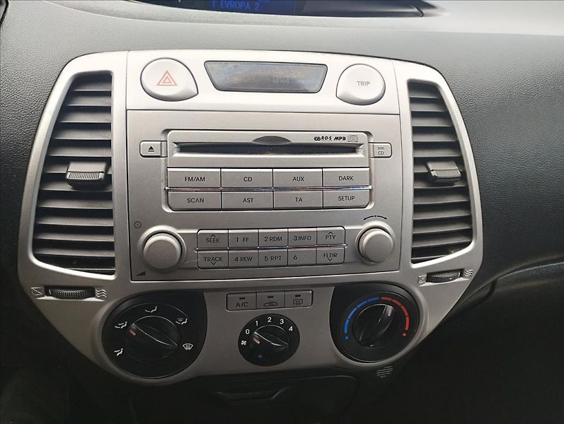 Hyundai i20 1,3 57 KW 1.MAjitelka ČR - fotka 13 z 15