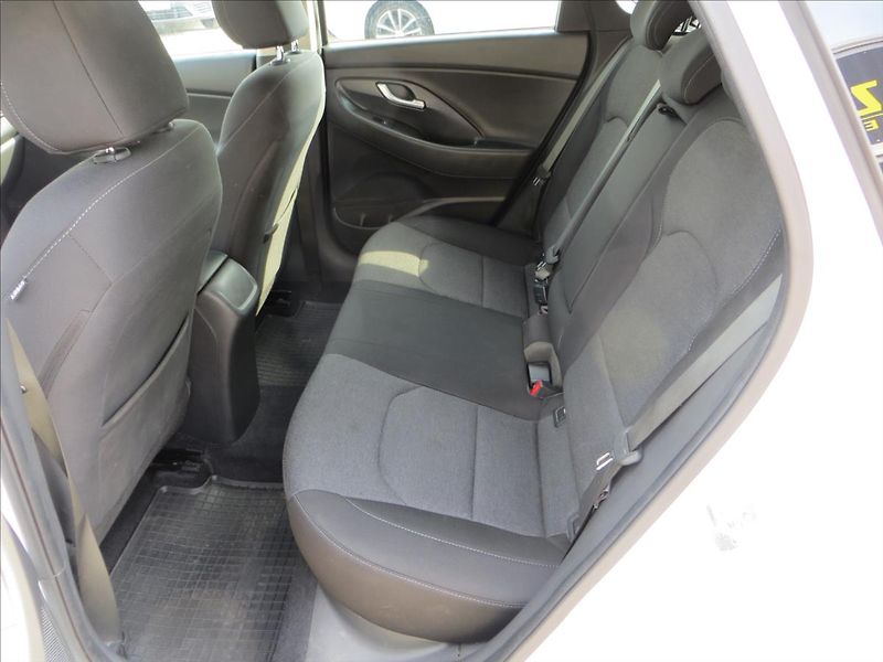 Hyundai i30 1,5 T-GDI mHEV Family Smart - fotka 27 z 28